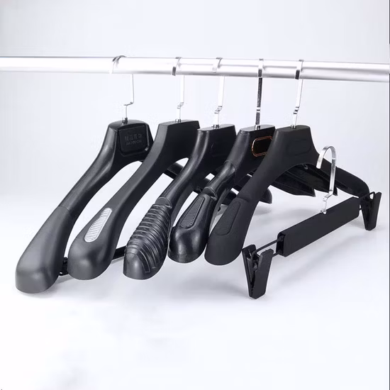 Cintre en plastique de support de chandail de tissu de dessus de vêtement pour des vêtements adultes avec le crochet en métal et le logo adapté aux besoins du client