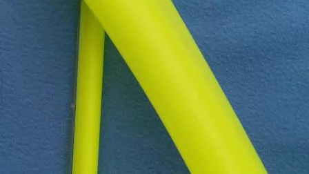 Cintre en plastique jaune fluo avec barre de pantalon pour épaule large